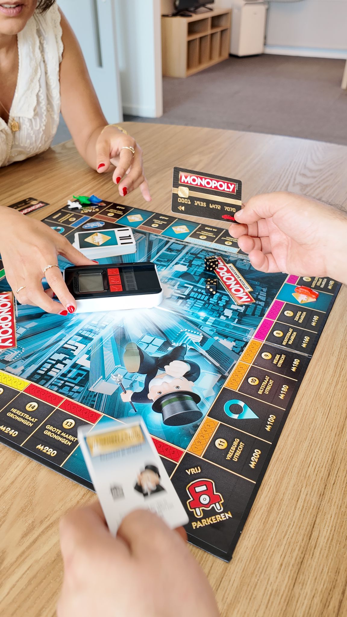 Mensen spelen Monopoly samen aan tafel
